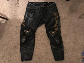 Kožené připínací kalhoty ke kombinéze, zn. Dainese