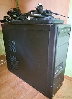 PC soustava s monitorem, klávesnici i myší