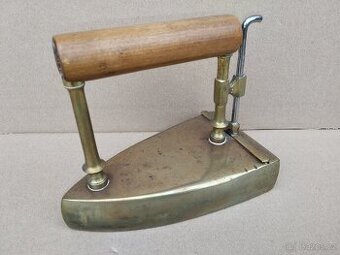 Stará zachovalá mosazná žehlička vel. 7