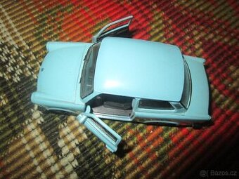 staré kovové autíčko