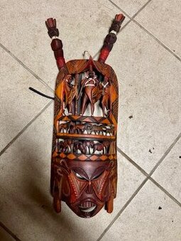 maska ručně vyřezávaná z Keni