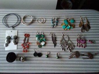 Náušnice různé druhy. Cetky bez větší hodnoty.