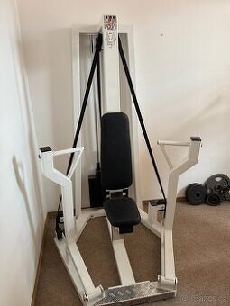 Posilovací stroj KWK tlaky na prsa