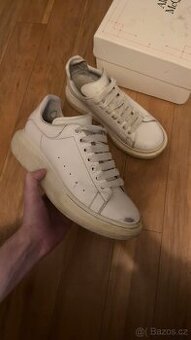 Alexander McQueen sneakers, bíle