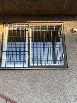 Starší bezpečnostní mříže na okna a dveře