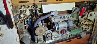 Vybavení dílny. Bruska. Lis. Soustruh. ...