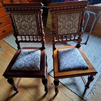 Staré rustikální židle.