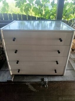 Zásuvková skříňka