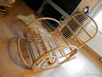 houpací ratanové křeslo