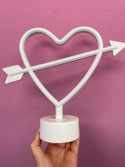 Dekorace/neon lampa ve tvaru srdce a šípu
