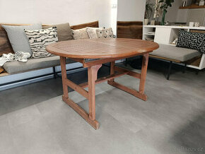 dřevěný stůl, lavice, 3 židle