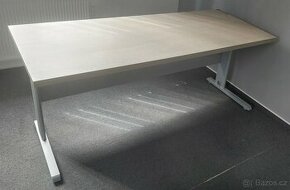 Kancelářský stůl šedý