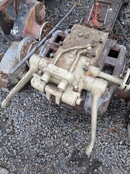 Zetor 4011 víko hydrauliky po opravě a seřízení