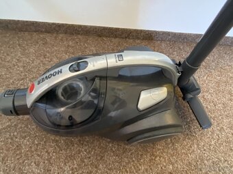 Bezsáčový vysavač hoover