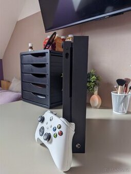 XBOX One X s ovladačem a kabelem SUPER STAV
