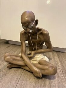Porcelánová plastika Mahátma Gándhí