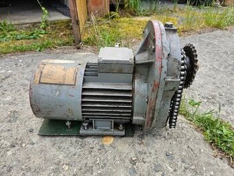 ELEKTROMOTOR 0.75kW 940ot S PŘEVODOVKOU