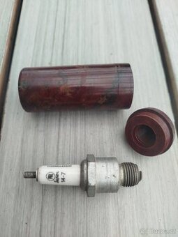 Bakelitové pouzdro na svíčku originál JAWA