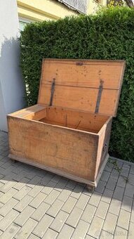 Dřevěná truhla s původním kováním