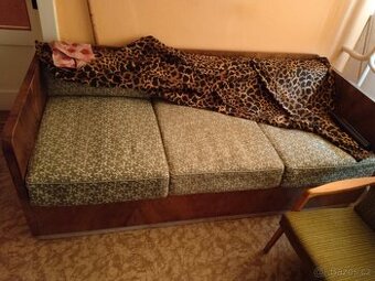 masivní gauč s úložným prostorem