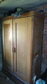 Historický nábytek - více ks