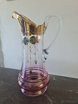 starožitný, bohatě dekorovaný džbán