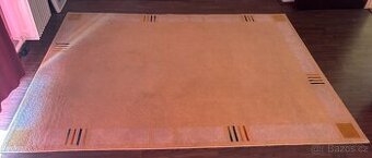 Žlutý koberec s krátkým vlasem