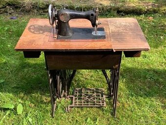starožitný šicí stroj LADA