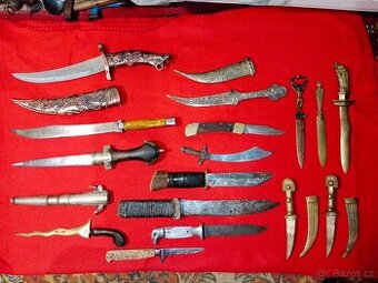 Dýky, nože s pochvami 16 ks atd.
