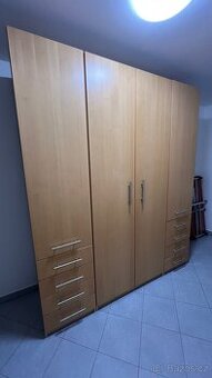 Šatní skříň IKEA, barva světlý dub, rozměry 200x236x60 cm.