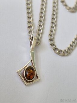 Ag 925 - stříbrný řetízek s jantarovým přívěsem