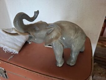 Sklo a porcelán