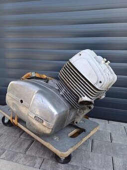Motor pěkný ČZ 250 Smolík