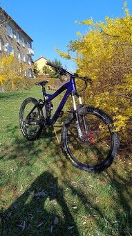 Celoodpružené enduro kolo