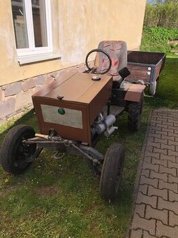 Malotraktor s vlekem domácí výroby