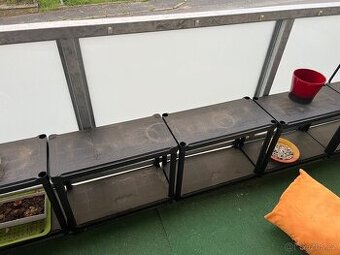 Stojany na květináče na balkon