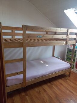 Dřevěná palanda Ikea