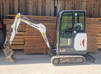 Pásový minibagr Bobcat E19 s příslušenstvím