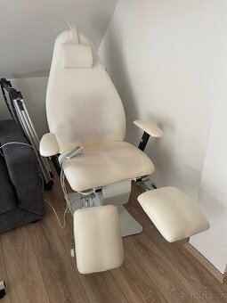 Pedikerske křeslo s elektrickým motorem
