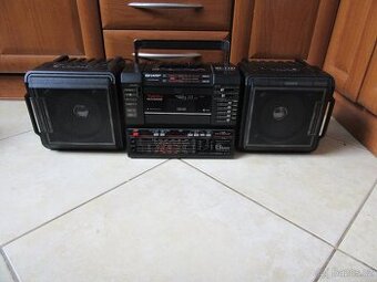 Nabízím velké retro radio Sharp. Radio hraje pěkně. Přehrává