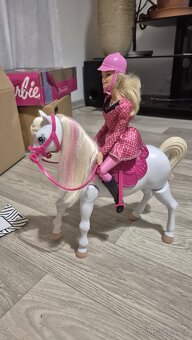 Barbie a chodící kůň