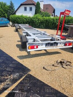 Nákladní podvozek s nápravami