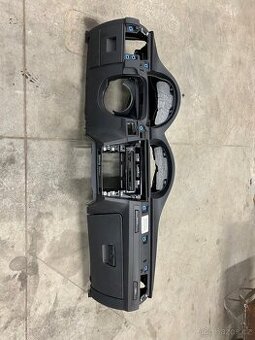 Palubka z BMW E90 91 92 93 s nápojákama