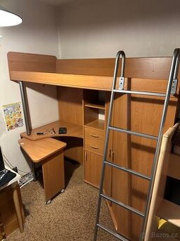 Poschodovoá posteľ s písacím stolom a skrinkou.