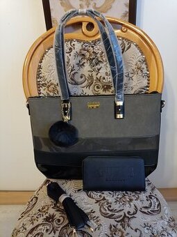 Kabelkovy lakovaný set Guess, 5 věci za 1 cenu.