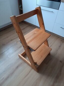 Rostoucí dětská židle z masivu.