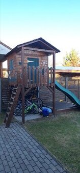 Dětský domek se skluzavku