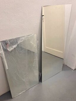 Dvě nástěnná zrcadla dle foto