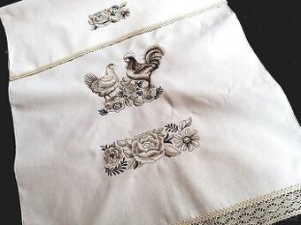 BOHATĚ VYŠÍVANÁ ZÁCLONKA - KOHOUT + SLEPICE - VELKÁ UTĚRKA
