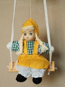 Porcelánová panenka - dvojice na houpačkách